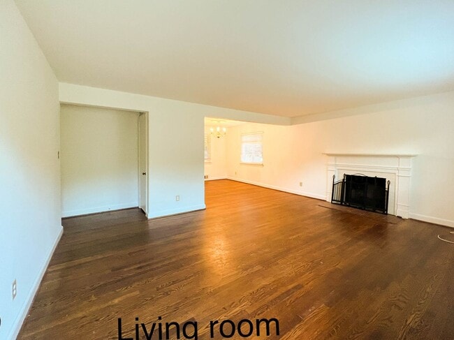 Building Photo - 50's Rambler with 5 BR & 3 BA in One of th...