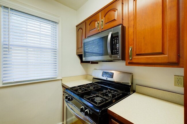 Building Photo - Charming 3BR/2BA Hyattsville Gem! Bonus Room & Sunroom — Move-In Ready!