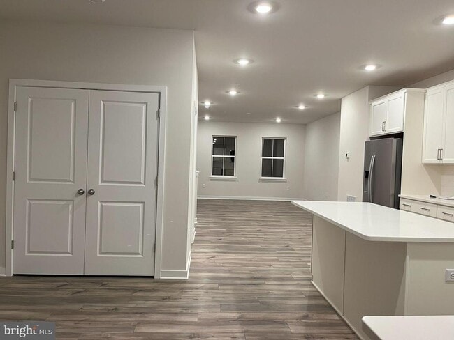 Building Photo - 507 Titanium St