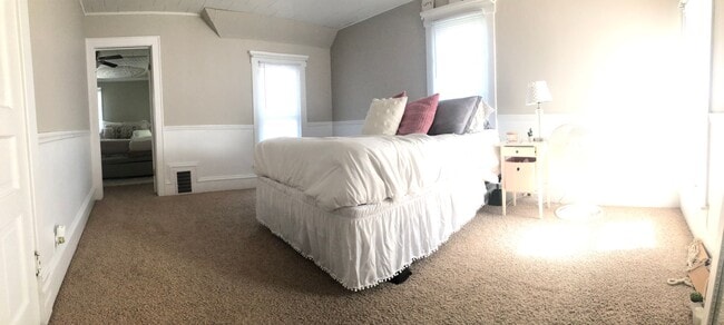 Building Photo - Large 4-Bed House in Historic Cedar Falls