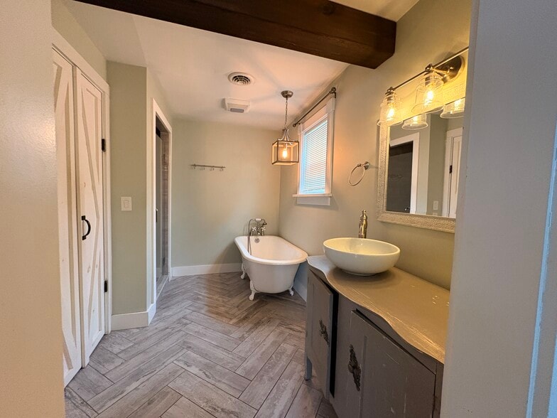 Building Photo - 104 Cottage Rd