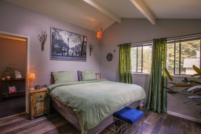 Building Photo - Gorgeous Custom Home!  Pet friendly and La...