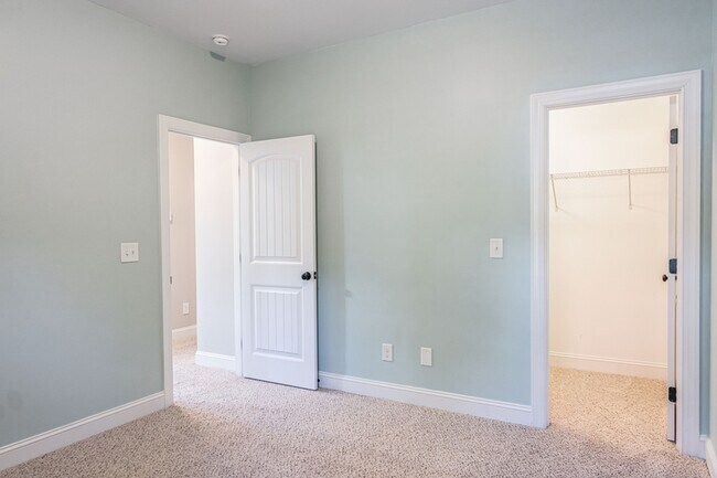 Building Photo - 100 Wiregrass Ln