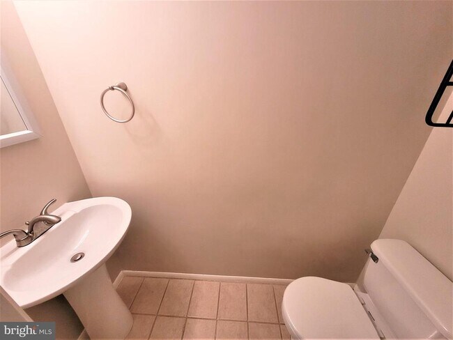 Building Photo - 8072 Grandview Ct