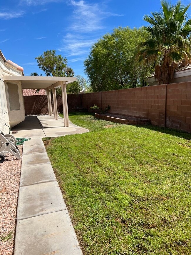 Building Photo - Single Story 3 Bedroom Home with bonus room!!