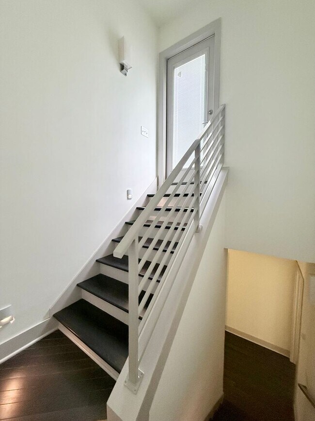 Building Photo - 3 bedroom/3.5 baths/ 12th S