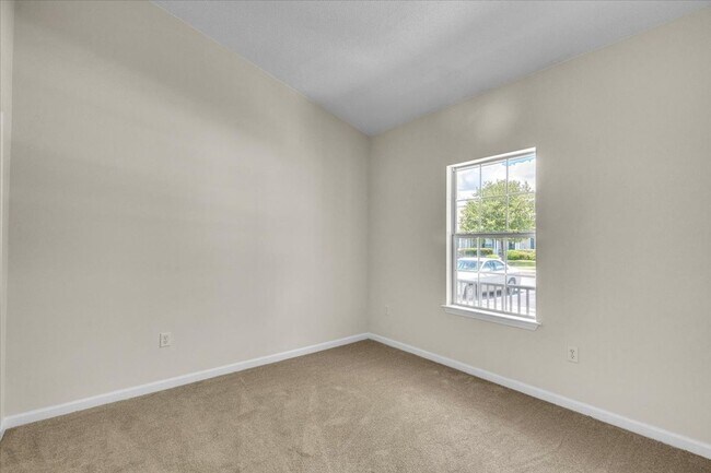 Building Photo - Better Than New 3 Bed/2 Bath Townhome in S...