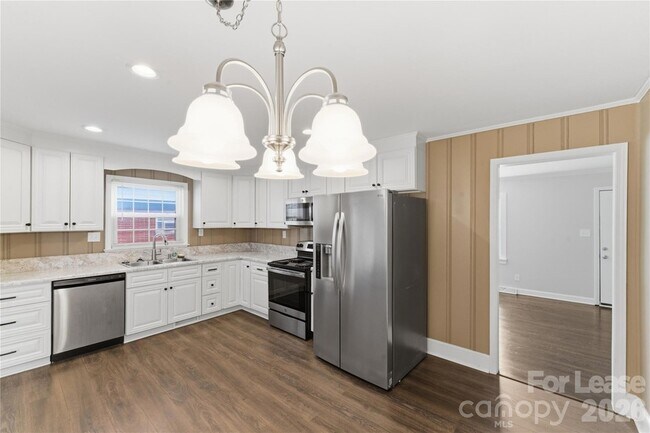 Building Photo - 4000 Fieldcrest Rd