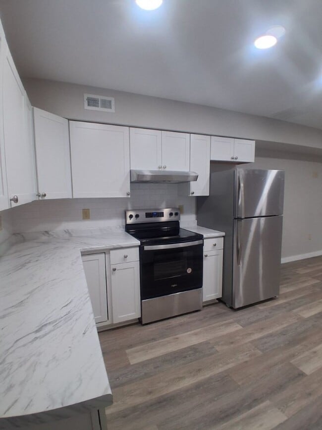 Building Photo - $1,800 - 2 Bedroom 2 Bathroom Newly Renova...
