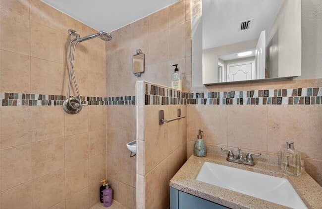 Building Photo - 7213 Isle Dr