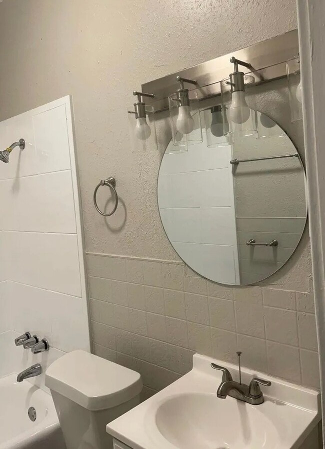 Building Photo - 2246 Simpson St