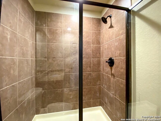 Building Photo - Come Home to Comfort & Style in Seguin, TX!
