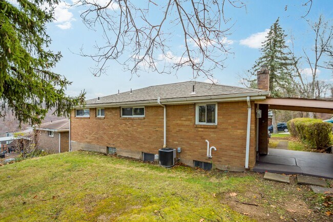 Building Photo - READY FOR MAY 15TH!! STUNNING & UPDATED 3-BEDROOM IN WHITE OAK!