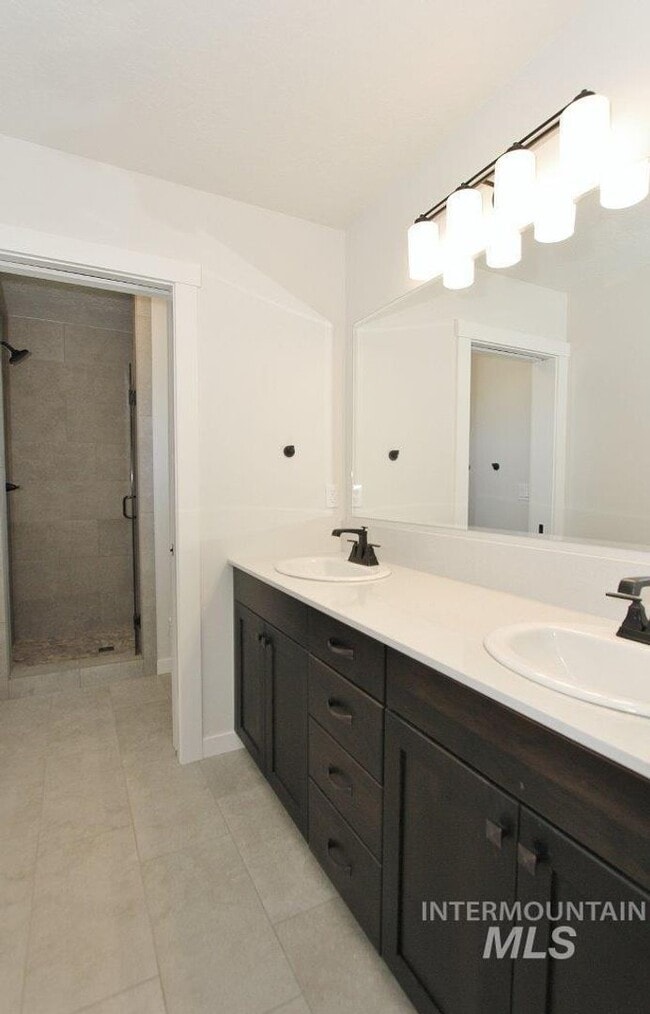 Building Photo - Gorgeous, Sparkling Clean Home, 15 Minutes...