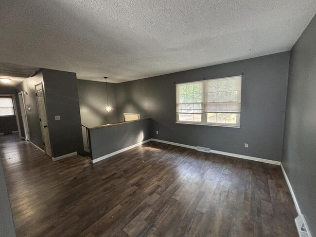 Building Photo - 224 SW Kingscross Rd