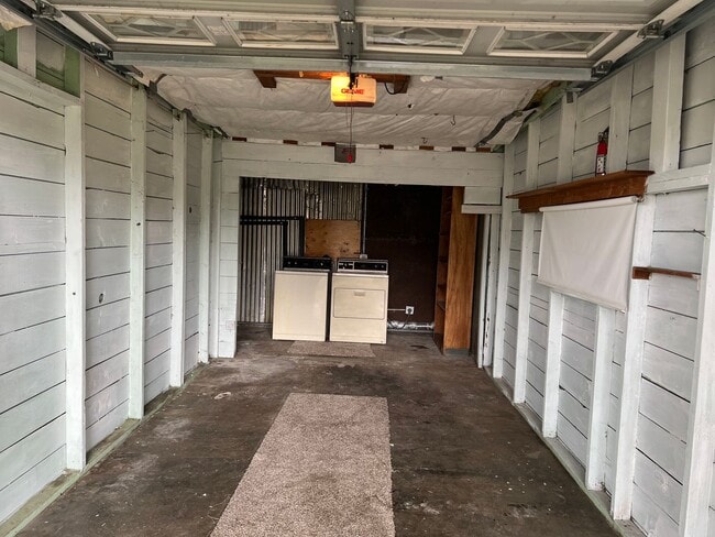 Building Photo - Upstairs 1 bedroom apartment with garage!