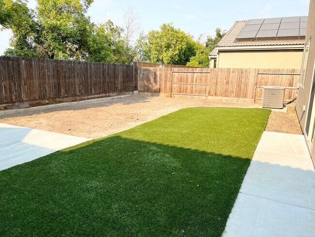 Building Photo - 3 Bedroom / 2.5 Bath In Tanglewood Gated Community