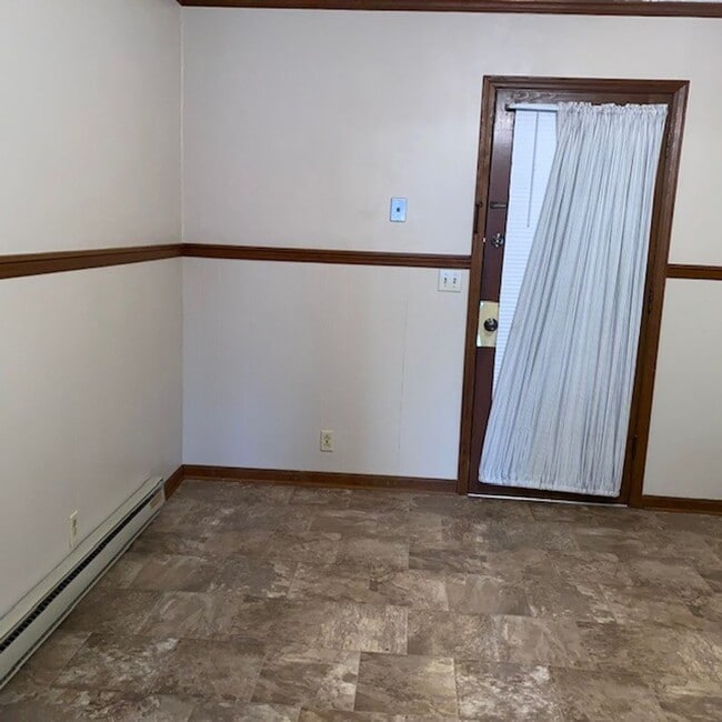 Building Photo - 2 bedroom 1 Bath with Carport