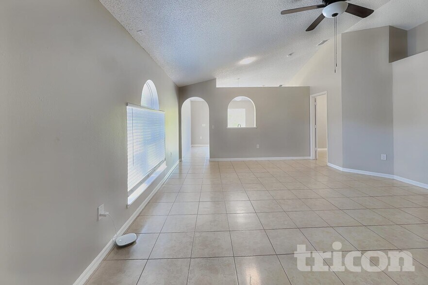 Building Photo - 11621 Ivy Flower Loop