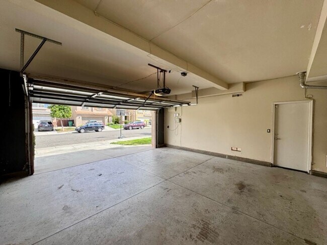 Building Photo - Move in by 11/30 and receive $500 off the ...