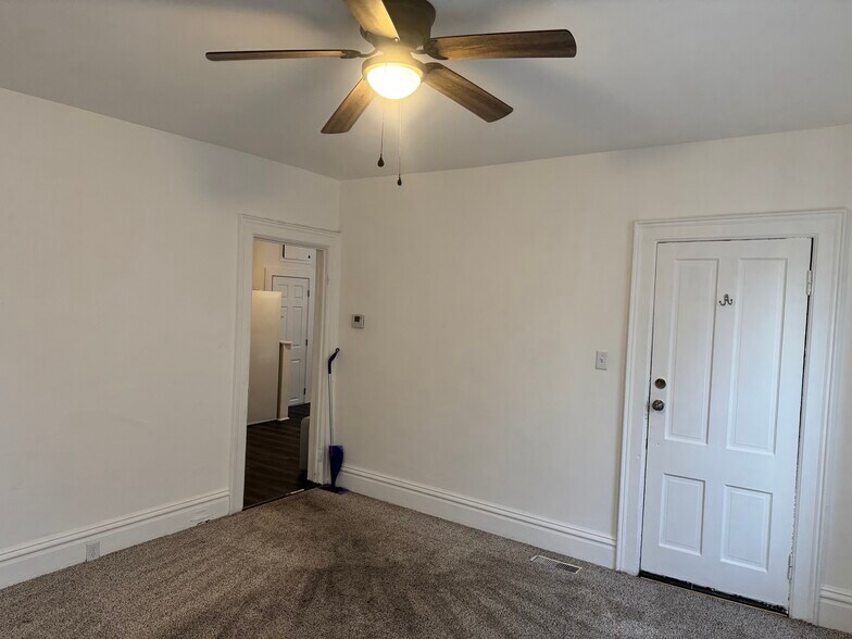 Building Photo - 811 47th St