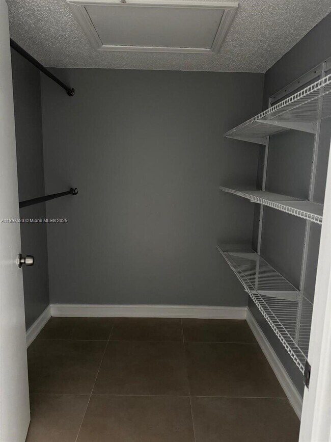 Building Photo - 450 S Park Rd