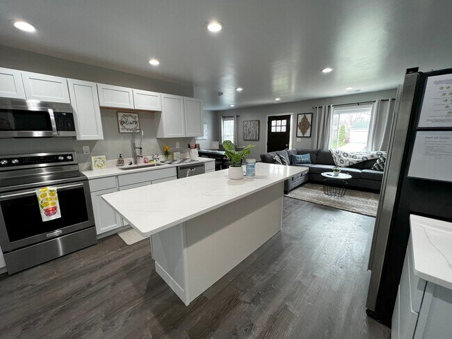 Building Photo - Fully Furnished rental with excellent central location in North cincinnati Suburbs