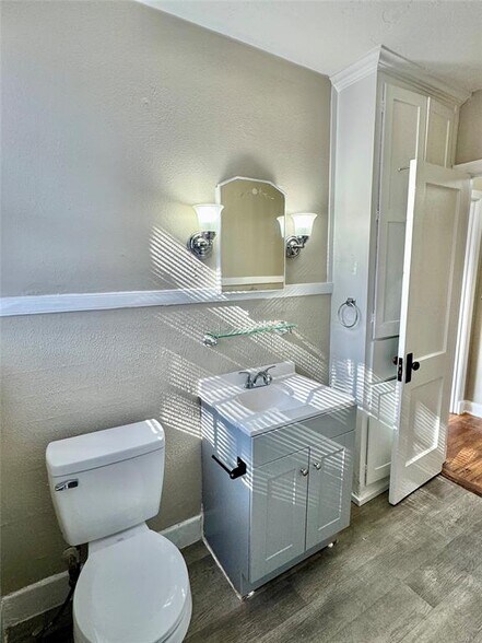 Building Photo - 115 Oak Forest Dr