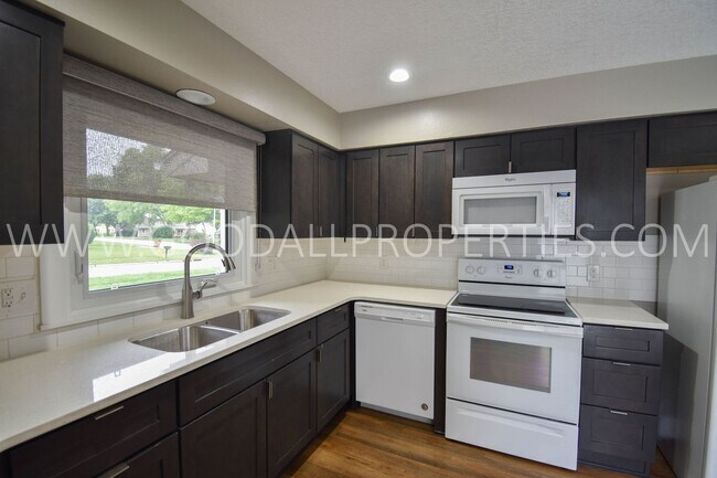 Building Photo - 2 Bedroom + Flex Rm/2 Bath Duplex with Garage