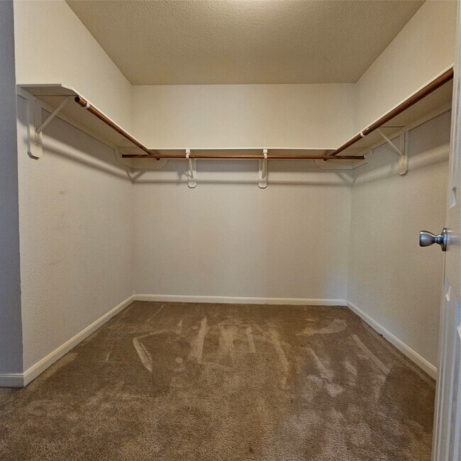 Building Photo - 11727 Madison Oak St