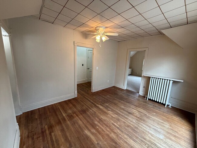 Building Photo - Spacious 1 Bed, 1 Bath Apartment Close to ...