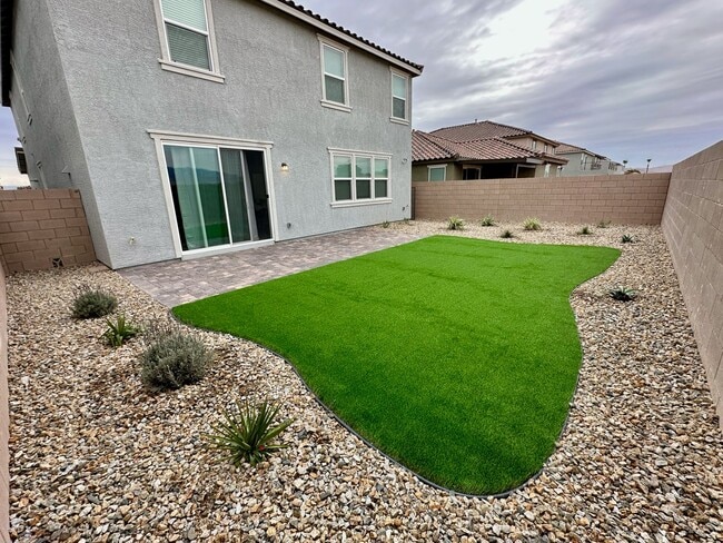 Building Photo - 5 Bed 3 1/2 Bath,  Beautiful home in gated community!
