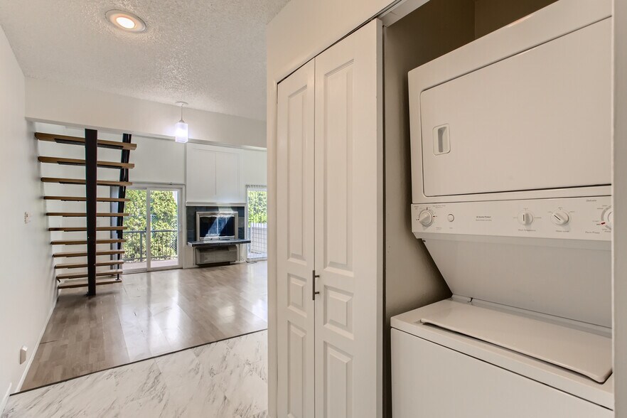 Building Photo - 4690 SW Comus Plz