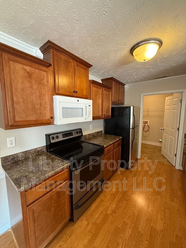 Building Photo - 1800 Balmoral Dr