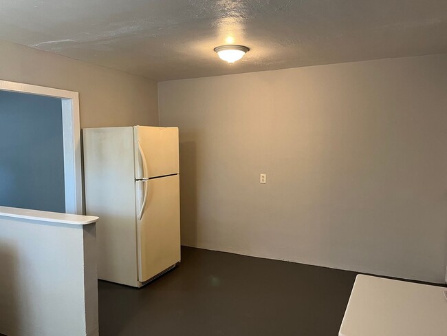 Building Photo - 1 Bedroom 1 Bathroom Triplex