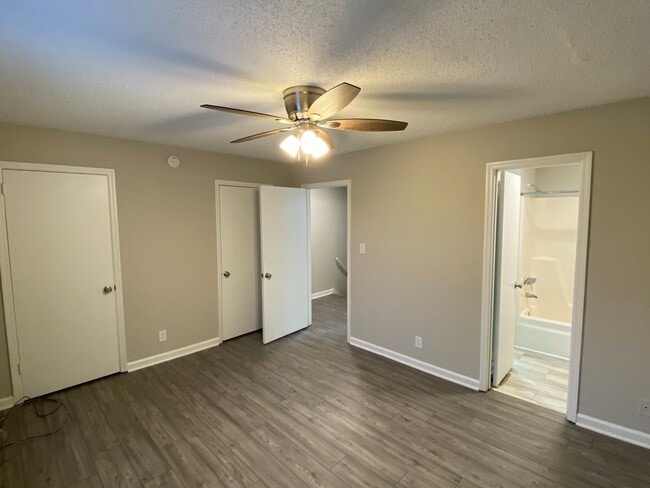 Building Photo - Updated townhouse close to lake