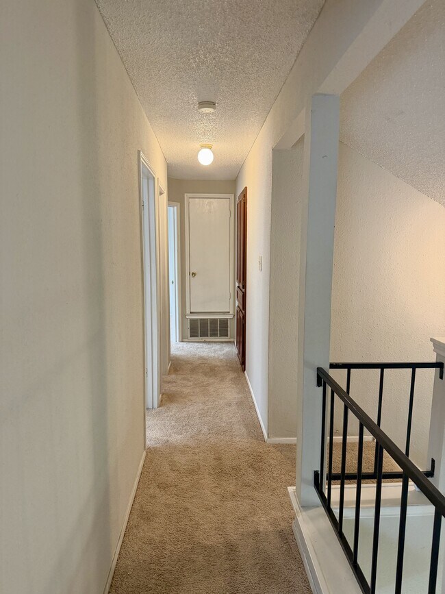 Building Photo - 1707 Honeysuckle Ln