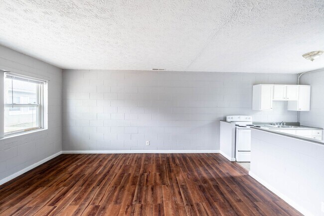 Building Photo - 1 Bed, 1 Bath Pet-Friendly Apartment with Shared Yard