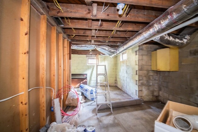 Building Photo - 3 Bedrooms, 2 Bathrooms on Colonial Avenue in Colonial Heights! Must SEE!!!