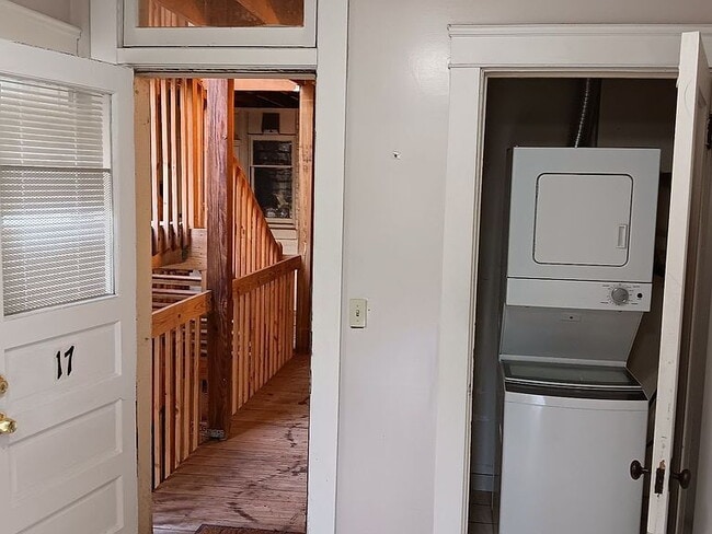 Building Photo - "Charming 2-Bedroom Retreat with Spacious Living in Cleveland Heights – 1243 Sq Ft of Comfort!"