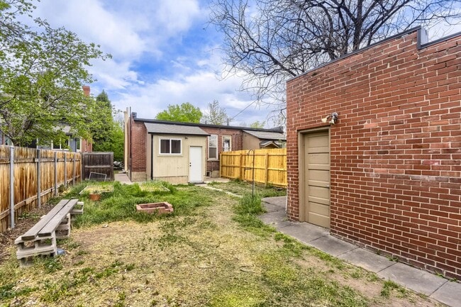 Building Photo - LOCATION LOCATION!! Brick townhome located in the highly desirable Wash Park West neighborhood!