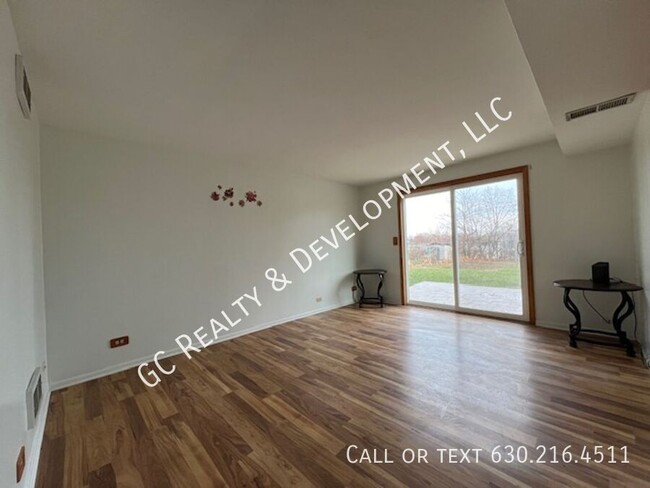 Building Photo - ***SCHAUMBURG DUPLEX / 2BDRM - 2BTH / SS A...