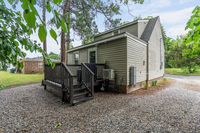 Building Photo - Updated Bungalow Close to Downtown