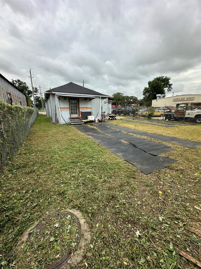 Building Photo - 304 Lockwood Dr