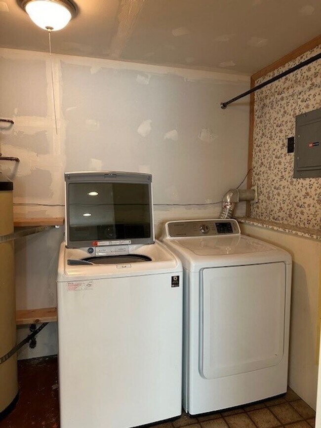 Building Photo - PRICE DROP!!!  The Perfect Family Home! La...