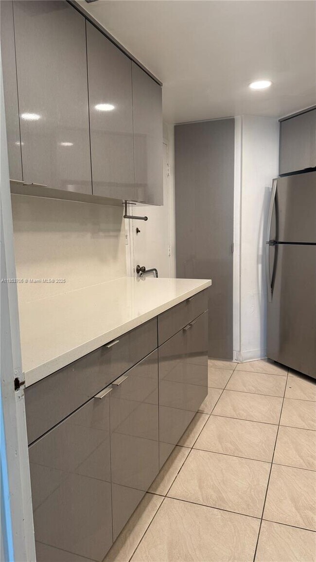 Building Photo - 905 Brickell Bay Dr
