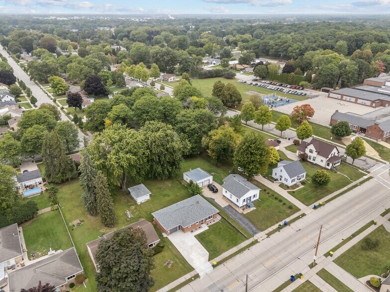 Building Photo - 1418 S Ridge Rd