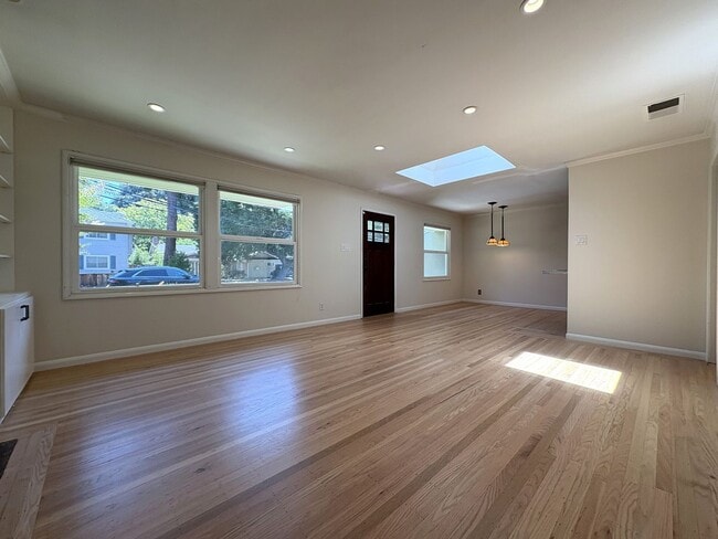Building Photo - Beautiful 4BD/2BA Menlo Park Home with Lar...