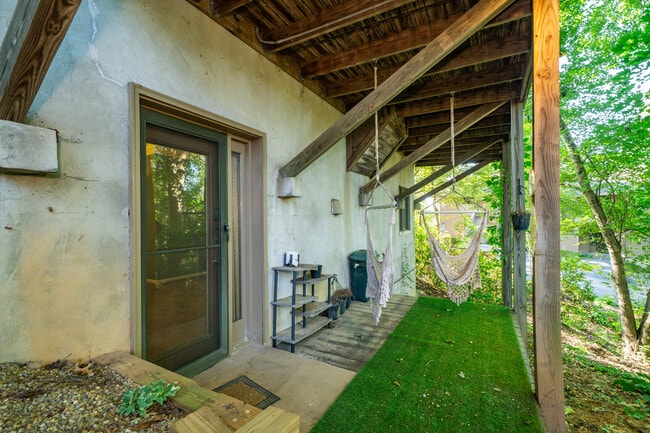 Building Photo - 305 Piney Mountain Dr
