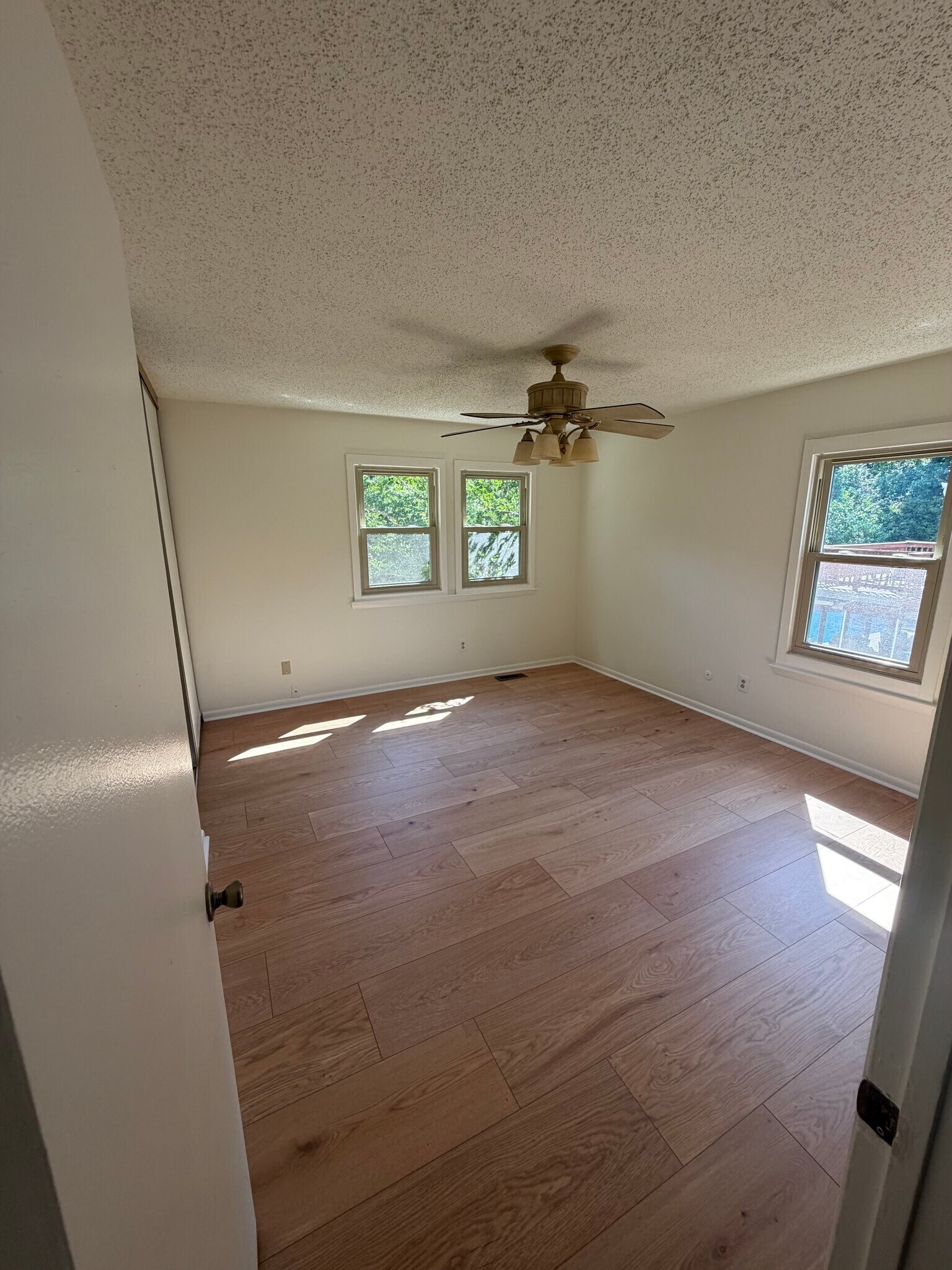 Building Photo - 1556 Beachview Dr